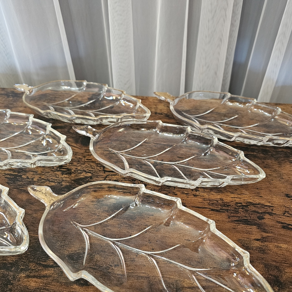 Source Unknown Transparent Leaf Glass Plates - Picture 4 of 17